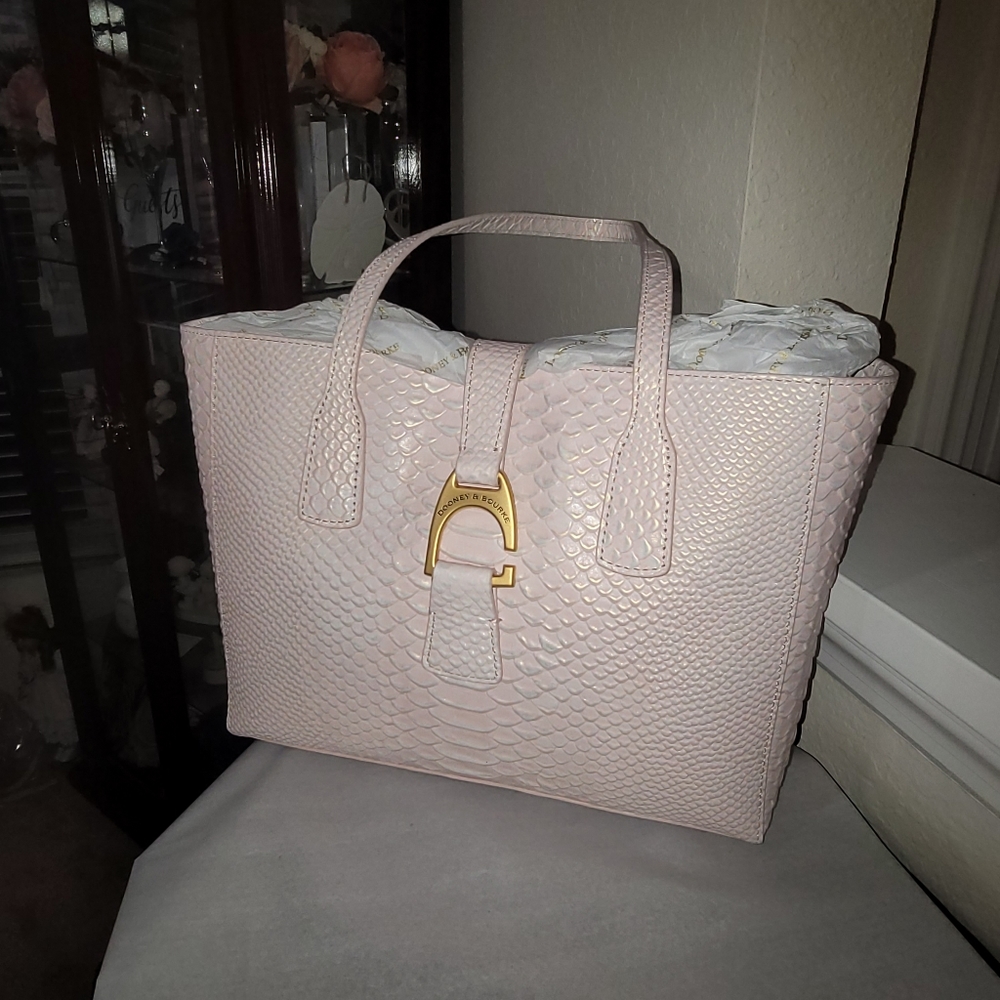 🌟🌟LAST ONE 🌟🌟 Dooney & Bourke Metal blush Small Shannon Tote